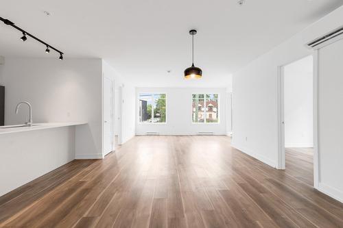 Salon - 106-140 Boul. St-Elzear O., Laval (Vimont), QC - Indoor