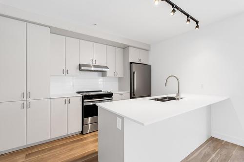 Cuisine - 106-140 Boul. St-Elzear O., Laval (Vimont), QC - Indoor Photo Showing Kitchen With Double Sink