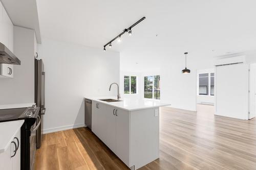 Logement - 106-140 Boul. St-Elzear O., Laval (Vimont), QC - Indoor Photo Showing Kitchen With Double Sink