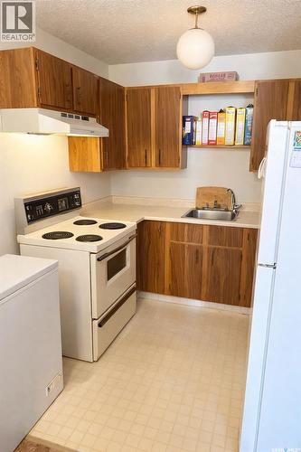 7239 Dalgliesh Drive, Regina, SK - Indoor Photo Showing Kitchen With Double Sink