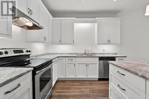 3 Tabitha Court, St. Catharines (Carlton/Bunting), ON - Indoor Photo Showing Kitchen With Double Sink With Upgraded Kitchen