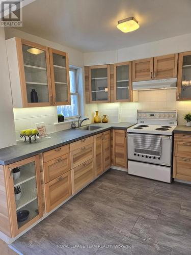 Plenty of cabinetry! - 1305 Kingston Avenue, Ottawa, ON - Indoor Photo Showing Kitchen
