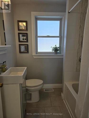 Bathroom has combined tub/shower! - 1305 Kingston Avenue, Ottawa, ON - Indoor Photo Showing Bathroom