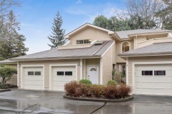 8-909 Admirals Rd  Esquimalt, BC V9A 2P1