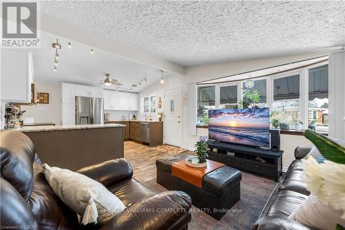 77 Lawfield Drive, Hamilton, ON - Indoor Photo Showing Living Room