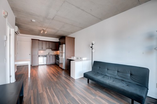 Salon - 719-1235 Rue Bishop, Montréal (Ville-Marie), QC - Indoor