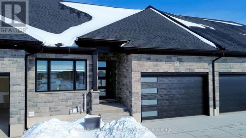 10 - 32 POSTMA CRESCENT  North Middlesex (Ailsa Craig), ON N0M 1A0