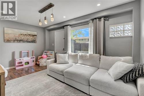 2739 Meadowbrook Lane, Windsor, ON - Indoor Photo Showing Living Room