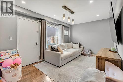 2739 Meadowbrook Lane, Windsor, ON - Indoor