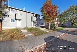 18 - 35 THISTLEDOWN COURT  Ottawa, ON K2J 1J4