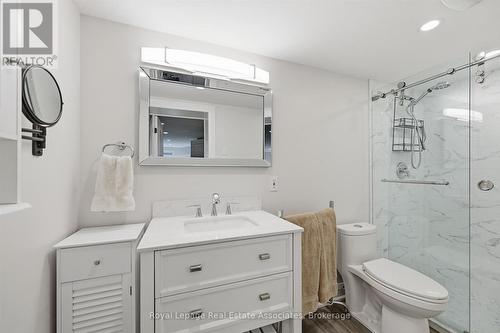 489 Timber Lane, Burlington, ON - Indoor Photo Showing Bathroom