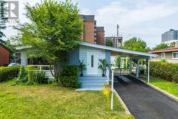 1035 CONNERY AVENUE  Ottawa, ON K1G 2N9