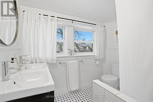 181 Grosvenor Avenue S, Hamilton, ON - Indoor Photo Showing Bathroom
