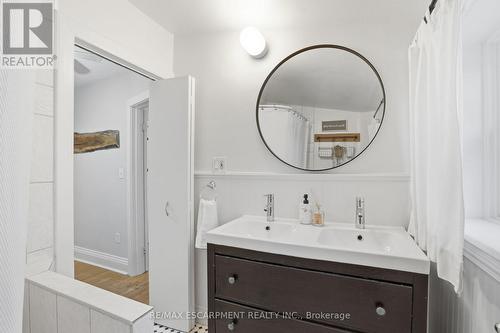 181 Grosvenor Avenue S, Hamilton, ON - Indoor Photo Showing Bathroom