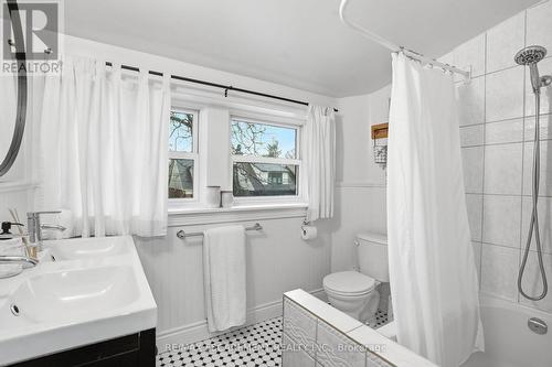 181 Grosvenor Avenue S, Hamilton, ON - Indoor Photo Showing Bathroom