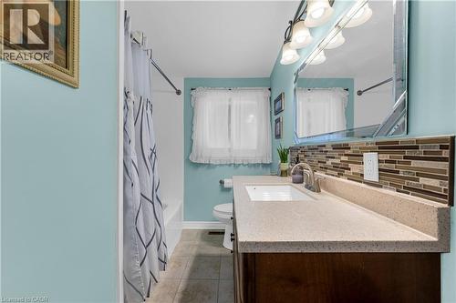 Main Level 4pc Bathroom - 77 Lawfield Drive, Hamilton, ON - Indoor Photo Showing Bathroom