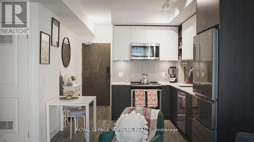 414 - 100 Eagle Rock Way, Vaughan, ON - Indoor Photo Showing Kitchen With Upgraded Kitchen