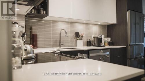 414 - 100 Eagle Rock Way, Vaughan, ON - Indoor Photo Showing Kitchen With Upgraded Kitchen