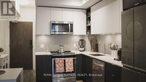 414 - 100 Eagle Rock Way, Vaughan, ON - Indoor Photo Showing Kitchen With Upgraded Kitchen
