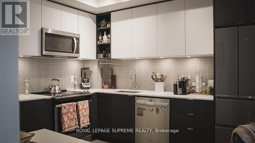 414 - 100 Eagle Rock Way, Vaughan, ON - Indoor Photo Showing Kitchen With Upgraded Kitchen
