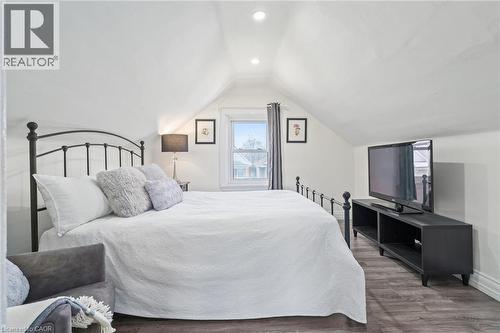 88 Graham Avenue N, Hamilton, ON - Indoor Photo Showing Bedroom