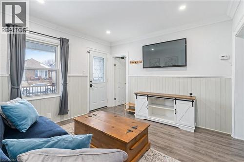 88 Graham Avenue N, Hamilton, ON - Indoor Photo Showing Living Room