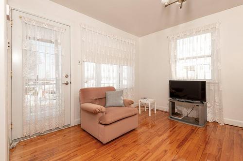 Salon - 465 Rue Bourbeau, Granby, QC - Indoor