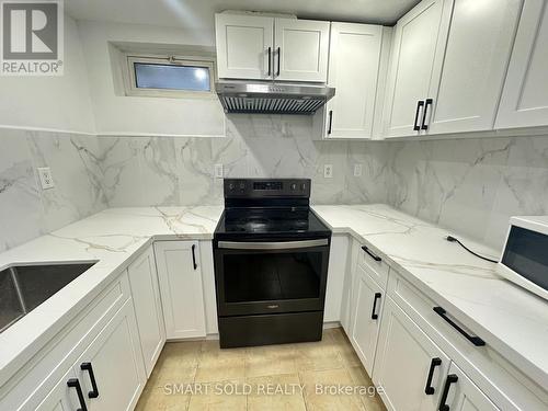 4211 Murray Hill Crescent, Mississauga, ON - Indoor Photo Showing Kitchen