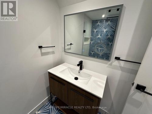 2064 Millway Gate, Mississauga, ON - Indoor Photo Showing Bathroom