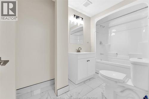 785 Hall #Main, Windsor, ON - Indoor Photo Showing Bathroom