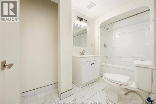 785 Hall #Main, Windsor, ON - Indoor Photo Showing Bathroom