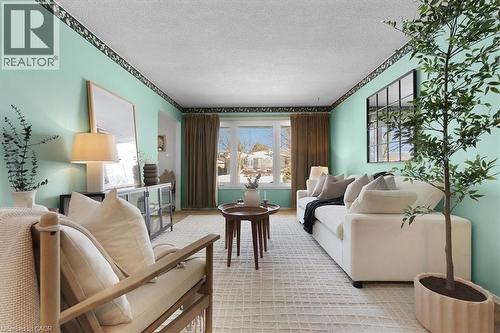 126 Garden Crescent, Hamilton, ON - Indoor Photo Showing Living Room