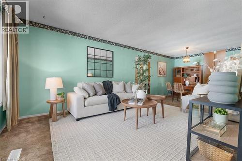 126 Garden Crescent, Hamilton, ON - Indoor Photo Showing Living Room