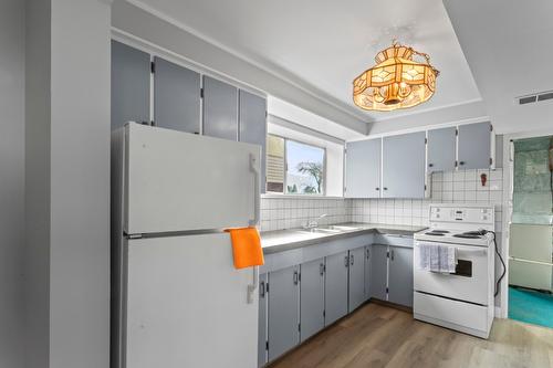 2433 Cedar Street, Creston, BC - Indoor Photo Showing Kitchen