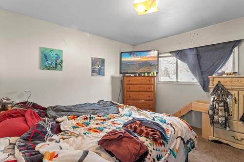 2433 Cedar Street, Creston, BC - Indoor Photo Showing Bedroom