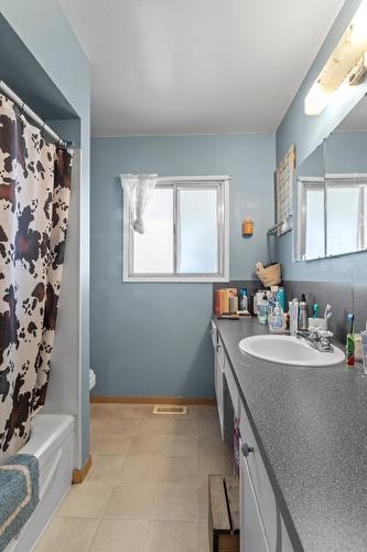 2433 Cedar Street, Creston, BC - Indoor Photo Showing Bathroom
