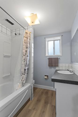 2433 Cedar Street, Creston, BC - Indoor Photo Showing Bathroom