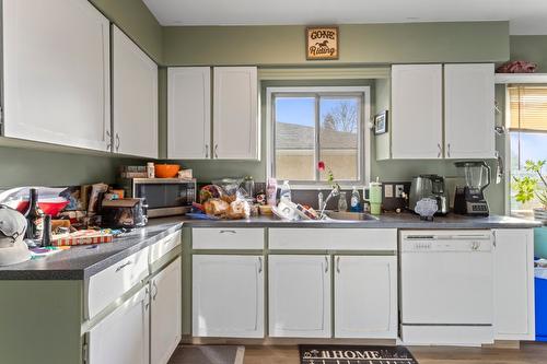 2433 Cedar Street, Creston, BC - Indoor Photo Showing Kitchen