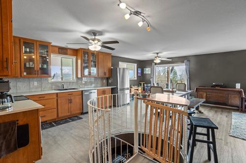 231 9Th Avenue, Creston, BC - Indoor Photo Showing Kitchen