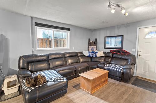 231 9Th Avenue, Creston, BC - Indoor Photo Showing Living Room