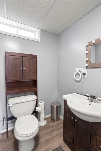 231 9Th Avenue, Creston, BC - Indoor Photo Showing Bathroom