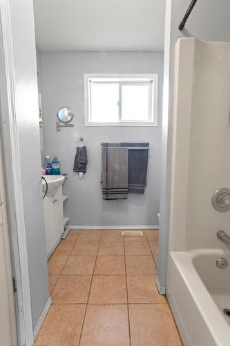 231 9Th Avenue, Creston, BC - Indoor Photo Showing Bathroom