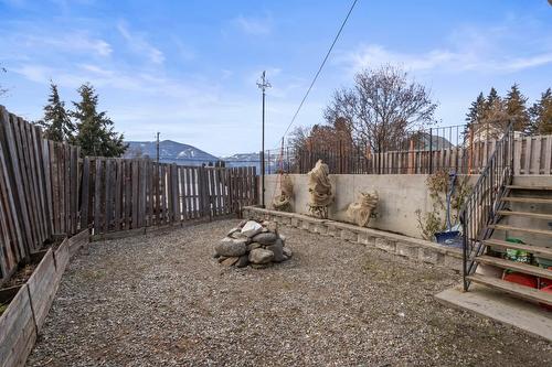 231 9Th Avenue, Creston, BC - Outdoor