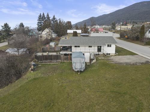 231 9Th Avenue, Creston, BC - Outdoor