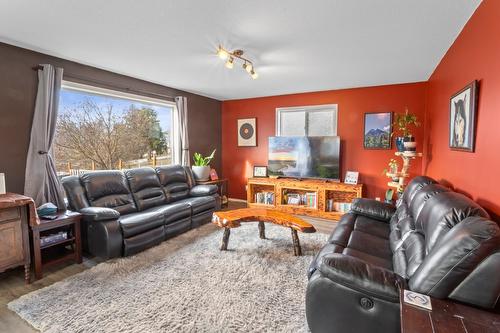 231 9Th Avenue, Creston, BC - Indoor Photo Showing Living Room