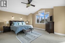 LARGE primary bedroom - 