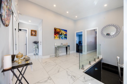 Mud Room - 5741 Av. Blossom, Côte-Saint-Luc, QC - Indoor