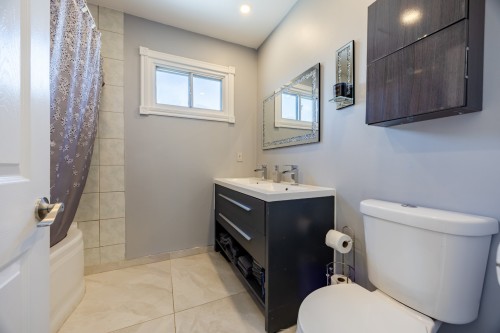 Bathroom - 5741 Av. Blossom, Côte-Saint-Luc, QC - Indoor Photo Showing Bathroom