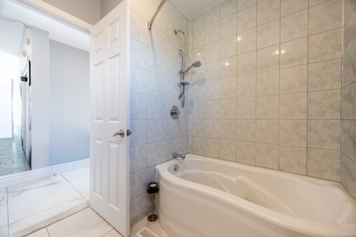 Bathroom - 5741 Av. Blossom, Côte-Saint-Luc, QC - Indoor Photo Showing Bathroom