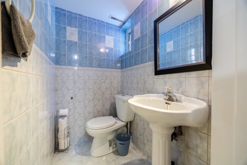 Powder room - 5741 Av. Blossom, Côte-Saint-Luc, QC - Indoor Photo Showing Bathroom